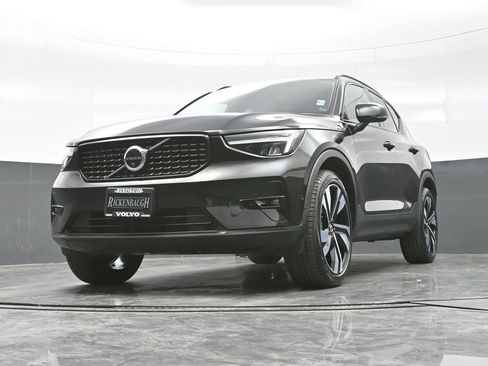 Used 2025 Volvo XC40 B5 Plus image 17