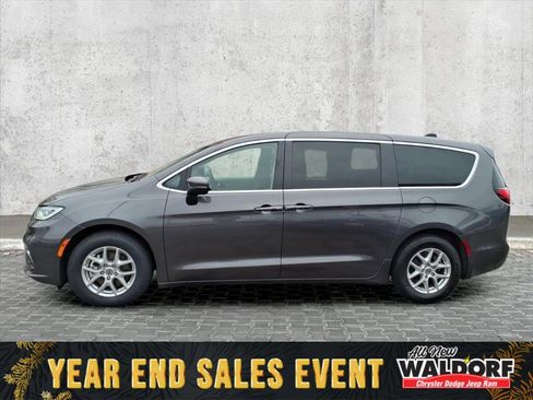 Used 2023 Chrysler Pacifica Touring-L image 4