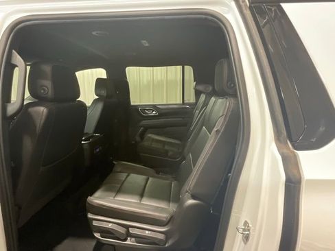 Used 2022 Chevrolet Suburban RST w/ Luxury Package AWD/4WD image 11