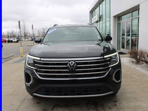 Used 2024 Volkswagen Atlas SE image 2