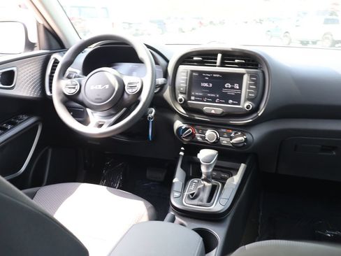 Used 2025 Kia Soul LX w/ LX Technology Package FWD image 14
