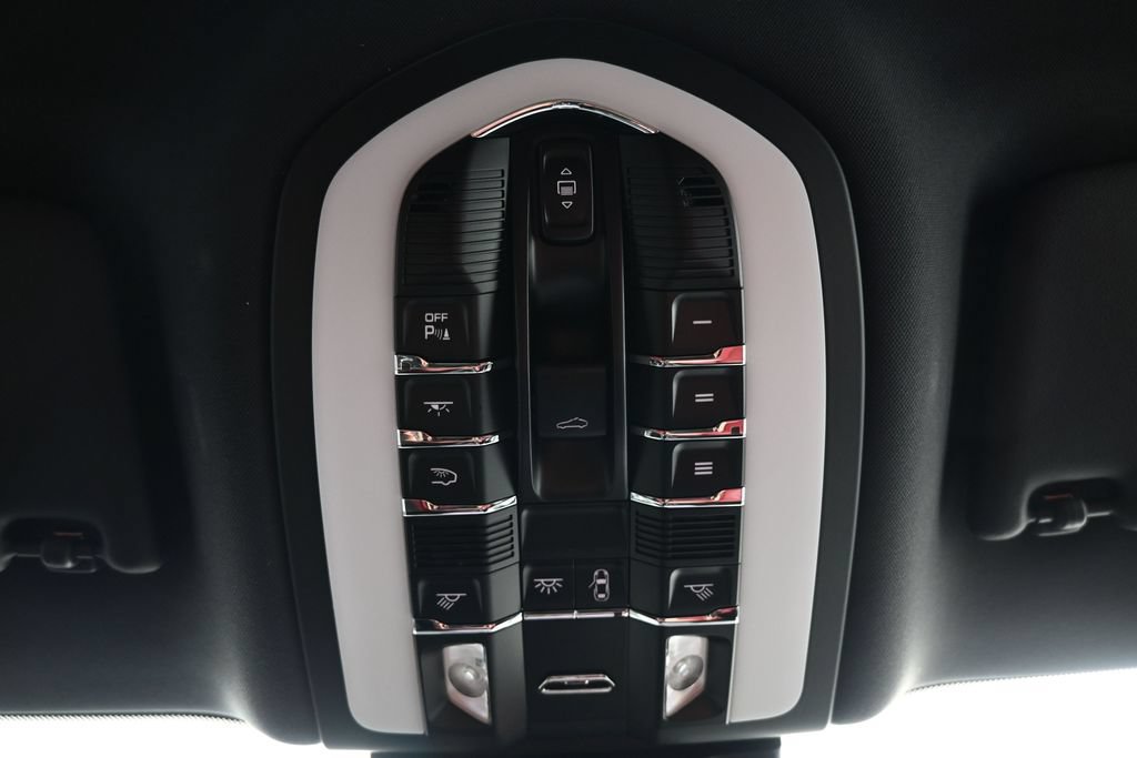 Certified 2025 Porsche Macan AWD/4WD image 26