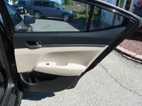 Used 2018 Hyundai Elantra SE FWD image 25