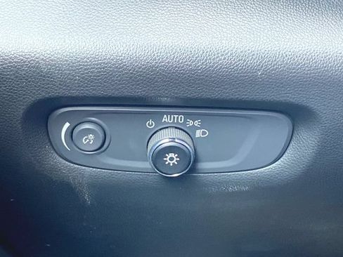 Used 2023 Chevrolet Traverse LT FWD image 17