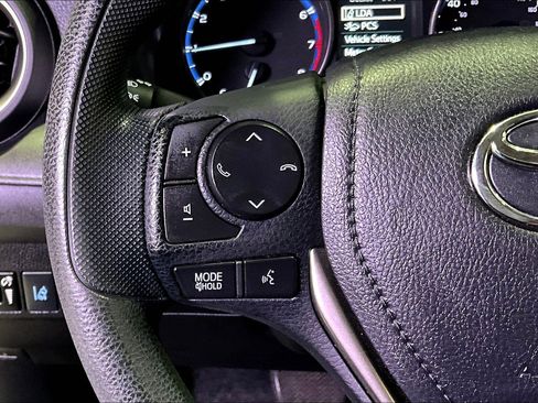 Used 2017 Toyota RAV4 LE AWD/4WD image 12