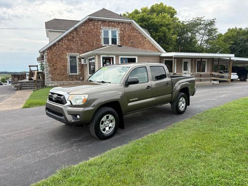Used 2015 Toyota Tacoma 4x4 Double Cab w/ SR5 Package image 1