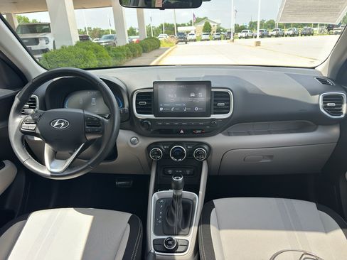 Used 2025 Hyundai Venue SEL FWD image 11