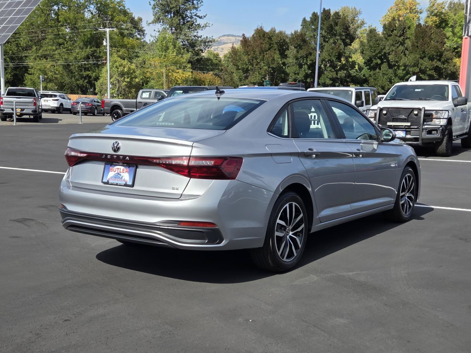 Used 2025 Volkswagen Jetta SE FWD image 5