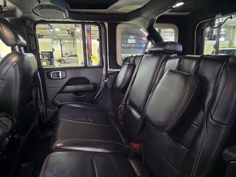 Used 2022 Jeep Wrangler Unlimited Sahara AWD/4WD image 15