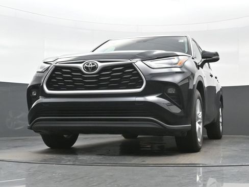 Used 2024 Toyota Highlander LE FWD image 27