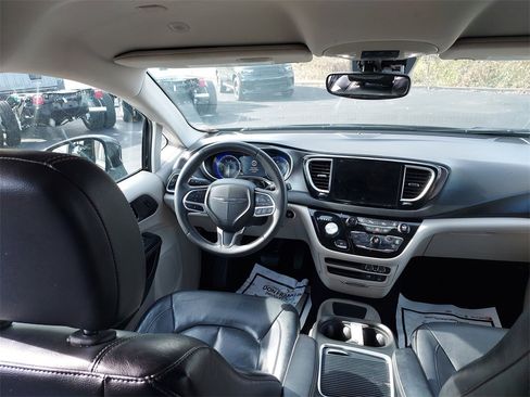 Used 2022 Chrysler Pacifica Touring-L image 15