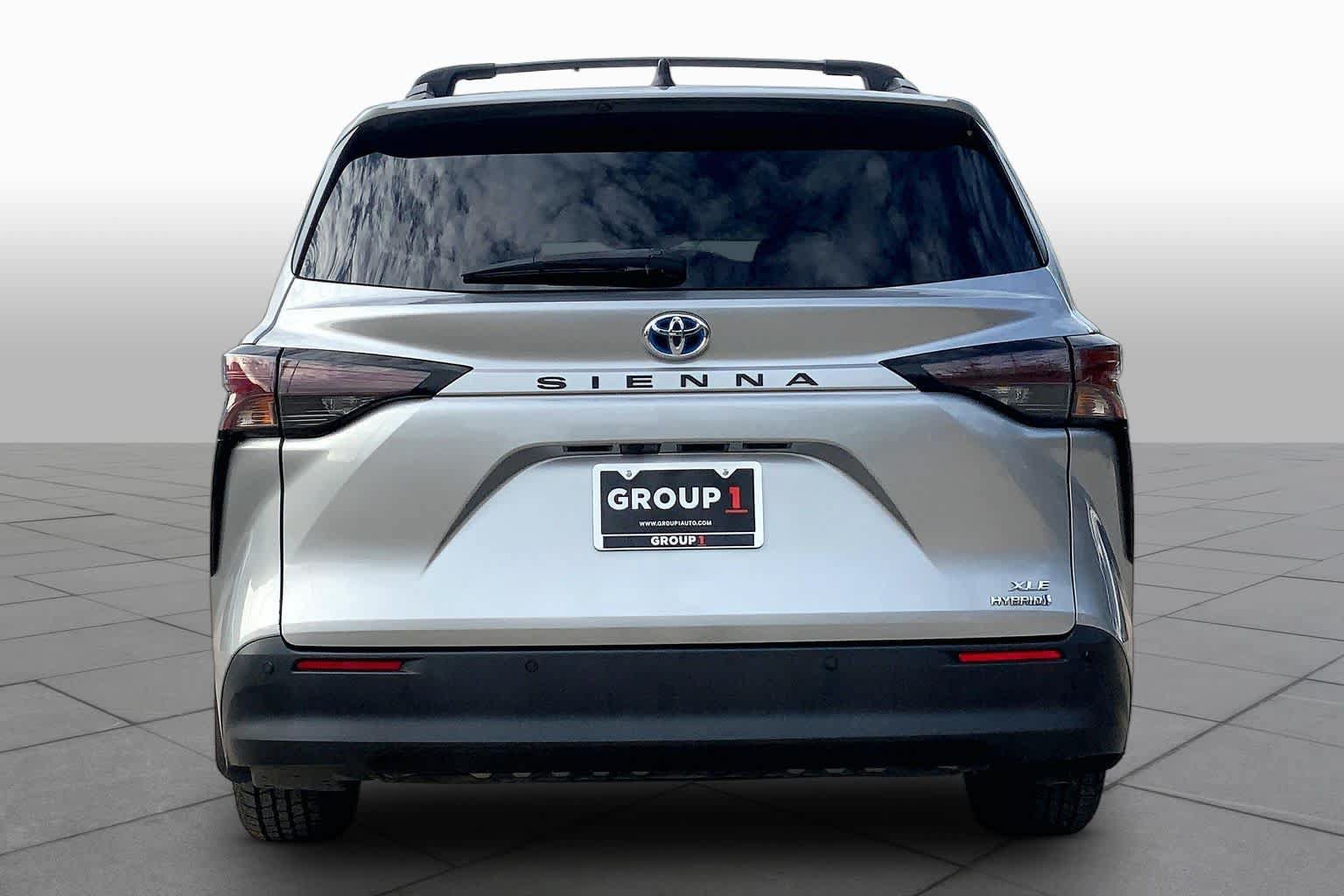 Used 2024 Toyota Sienna XLE FWD image 5