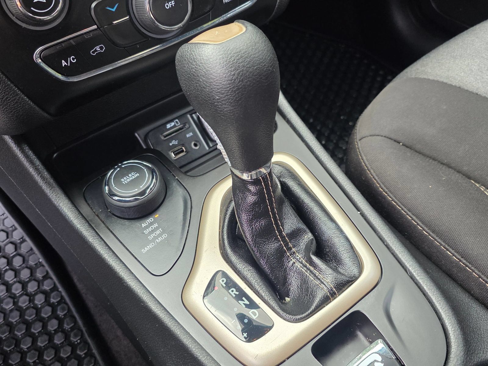 Used 2018 Jeep Cherokee Latitude w/ Altitude Package AWD/4WD image 15