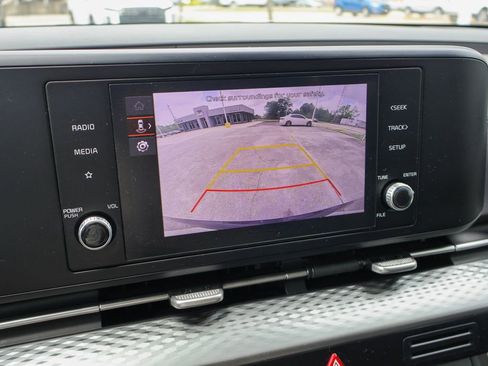 Used 2024 Kia Carnival LX FWD image 4