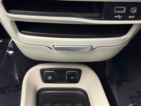 Used 2018 Chrysler Pacifica Touring-L FWD image 18