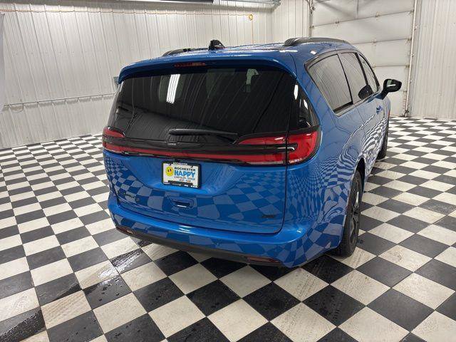 New 2026 Chrysler Pacifica Select w/ S Appearance Package AWD/4WD image 4
