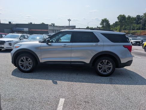 Certified 2022 Ford Explorer XLT w/ Equipment Group 202A AWD/4WD image 3