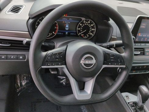 Used 2025 Nissan Altima 2.5 SV FWD image 19