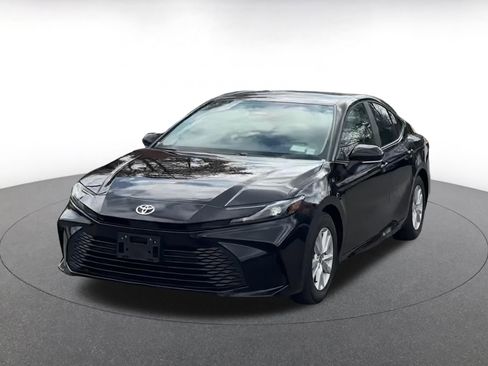 Used 2025 Toyota Camry LE image 7