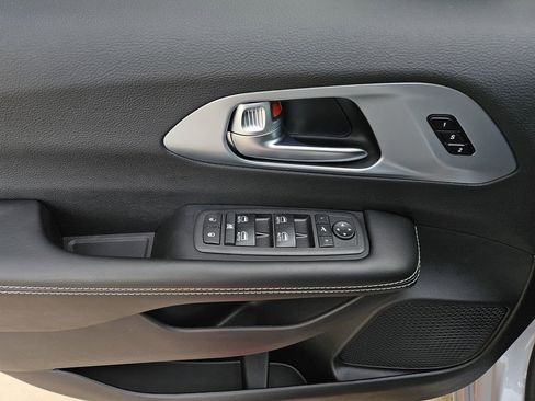 New 2026 Chrysler Pacifica Limited FWD image 18