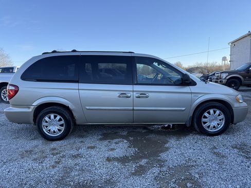 Used 2005 Chrysler Town & Country Touring image 6
