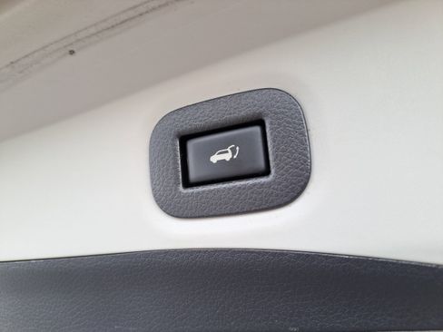 Used 2017 Nissan Rogue SV w/ SV Premium Package image 8