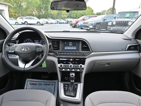 Used 2020 Hyundai Elantra SE FWD image 2