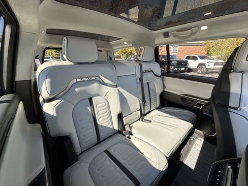 Used 2024 Rivian R1S Adventure image 27