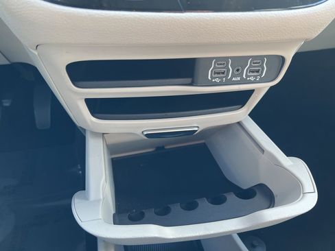 Used 2024 Chrysler Pacifica Select image 29