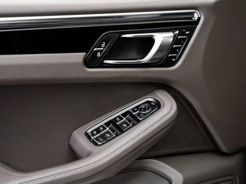 Certified 2026 Porsche Macan AWD/4WD image 8