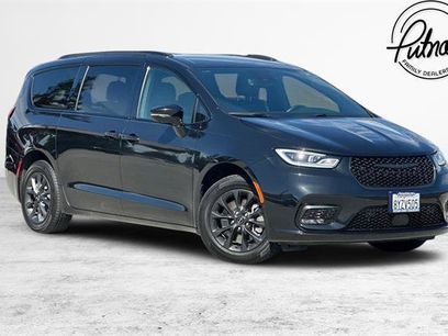 Used 2021 Chrysler Pacifica Touring-L w/ Uconnect Theater Family Group