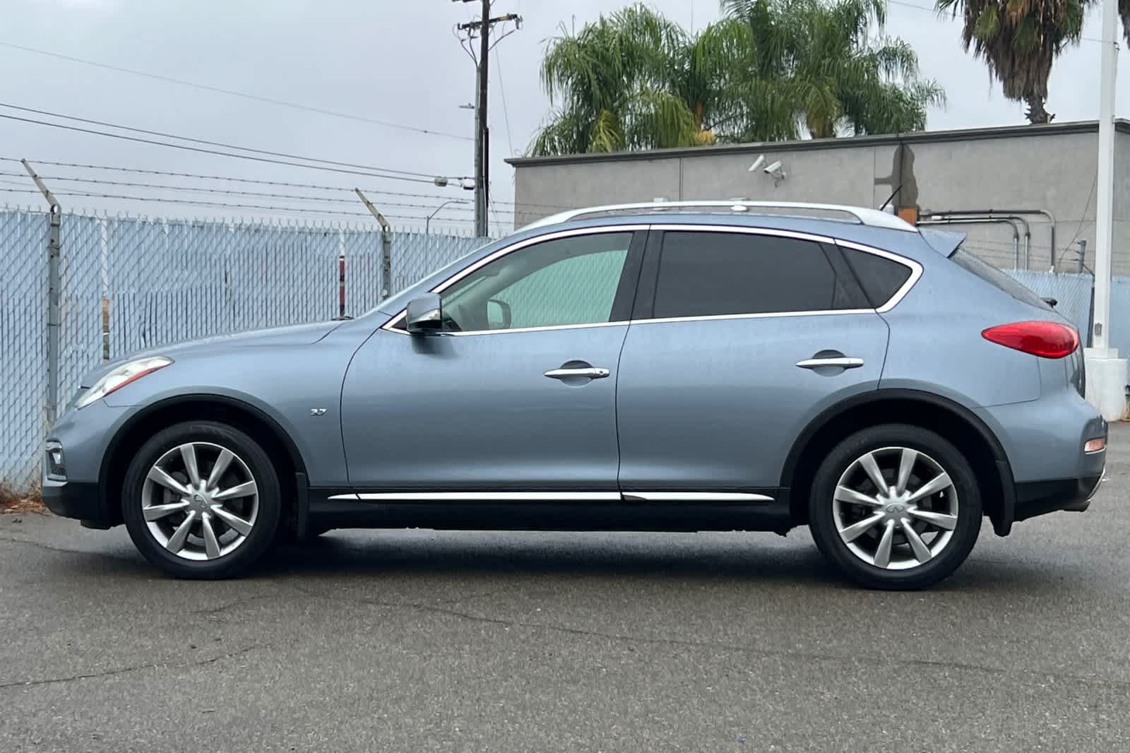 Used 2017 INFINITI QX50 2WD w/ Premium Plus Package image 2