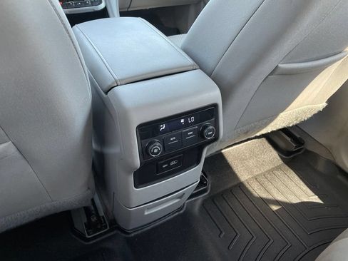 Used 2021 GMC Acadia SLE FWD image 28
