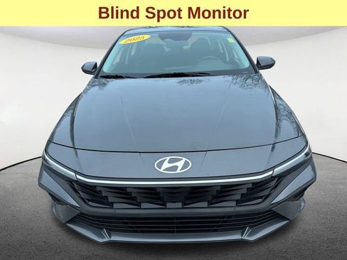 Used 2025 Hyundai Elantra SE image 4