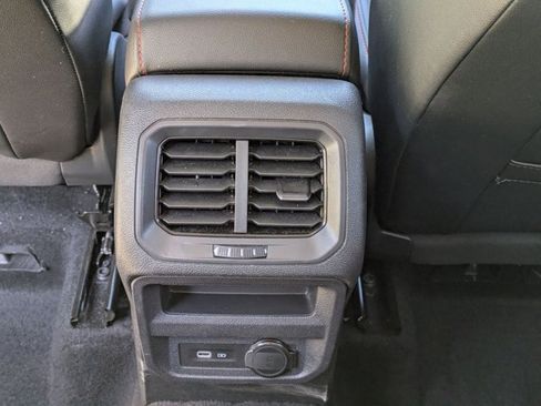 Used 2024 Volkswagen Tiguan SE image 18