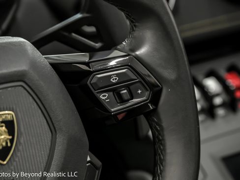 Used 2023 Lamborghini Huracan EVO image 24