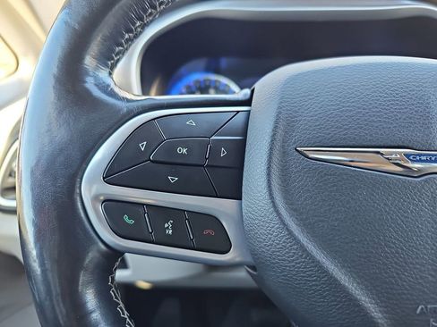 Used 2021 Chrysler Pacifica Touring-L image 22