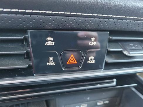 Used 2025 Volkswagen Atlas SE image 23