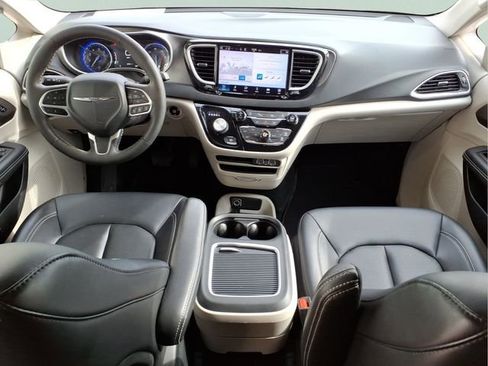 Used 2024 Chrysler Pacifica Touring-L FWD image 24
