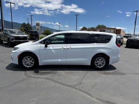 Used 2024 Chrysler Pacifica Touring-L FWD image 4