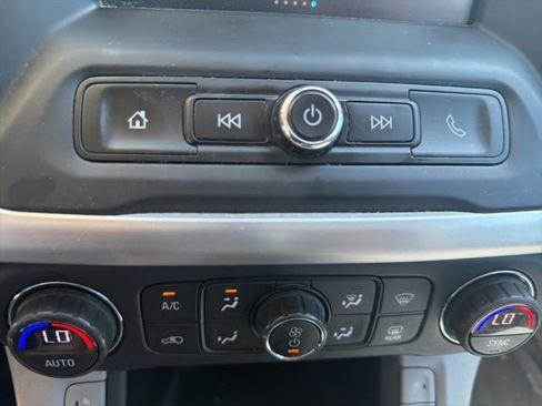 Used 2018 GMC Acadia SLE image 12