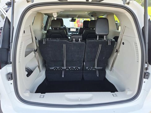 Used 2024 Chrysler Pacifica Touring-L image 14