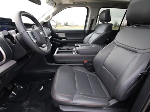 Used 2025 Ford Expedition Active image 9