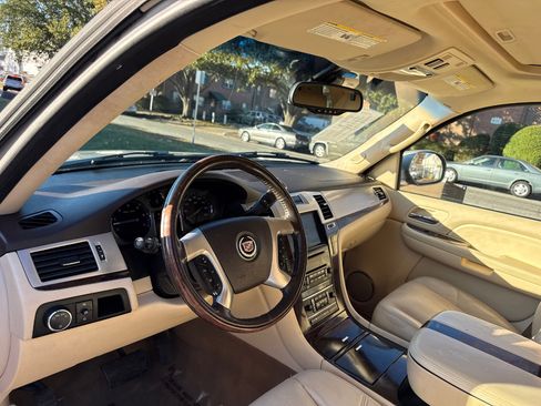 Used 2007 Cadillac Escalade AWD w/ Information Package image 12