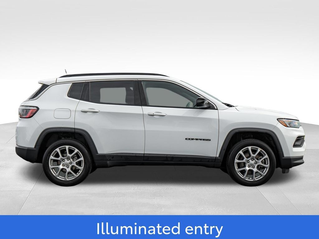 Used 2023 Jeep Compass Latitude AWD/4WD image 8