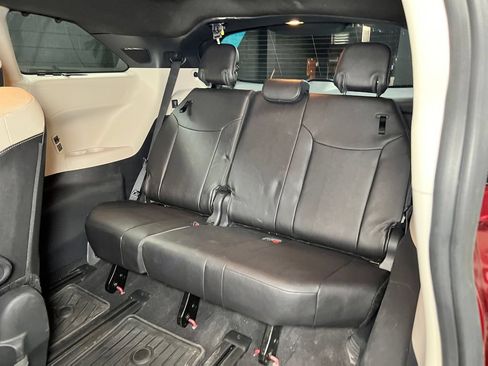 Used 2025 Toyota Sienna Platinum AWD/4WD image 27