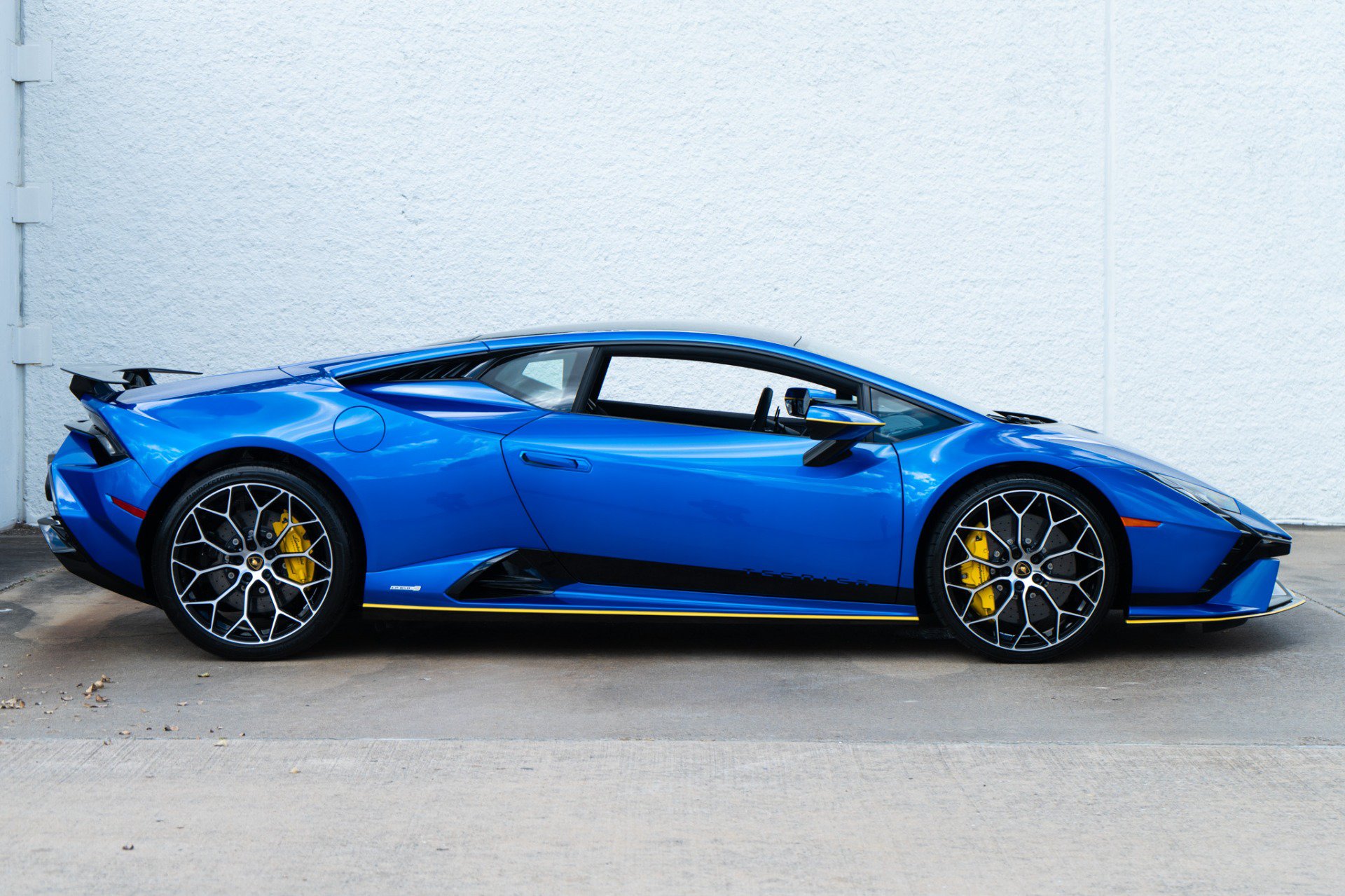 Used 2023 Lamborghini Huracan Tecnica RWD image 3