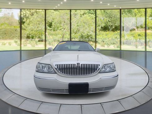 Used 2003 Lincoln Town Car Signature image 2