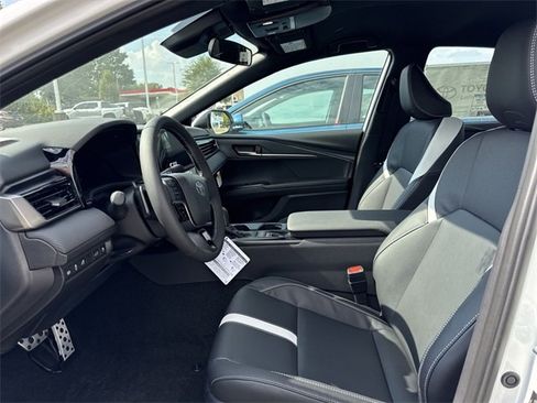 Used 2025 Toyota Camry SE image 11