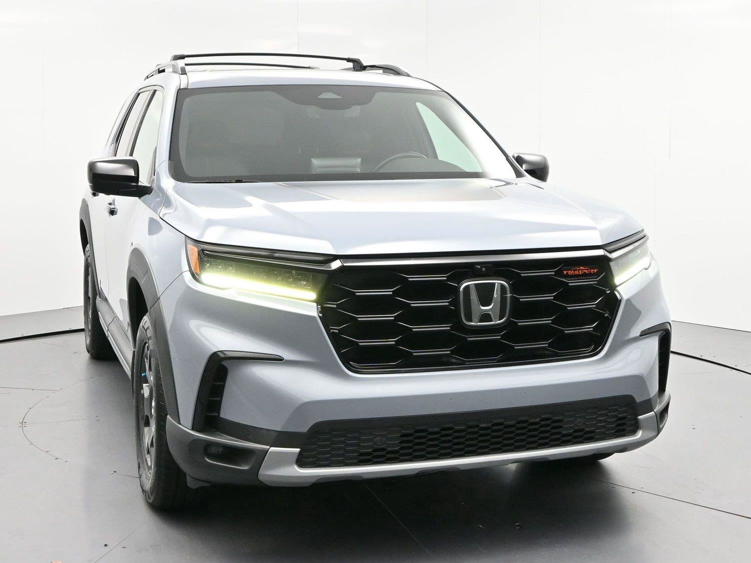 Used 2023 Honda Pilot TrailSport image 2